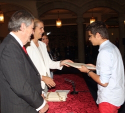 Doña Elena hace entrega del cuarto premio al alumno del IES Fernando de Herrera, Juan Miguel Castro